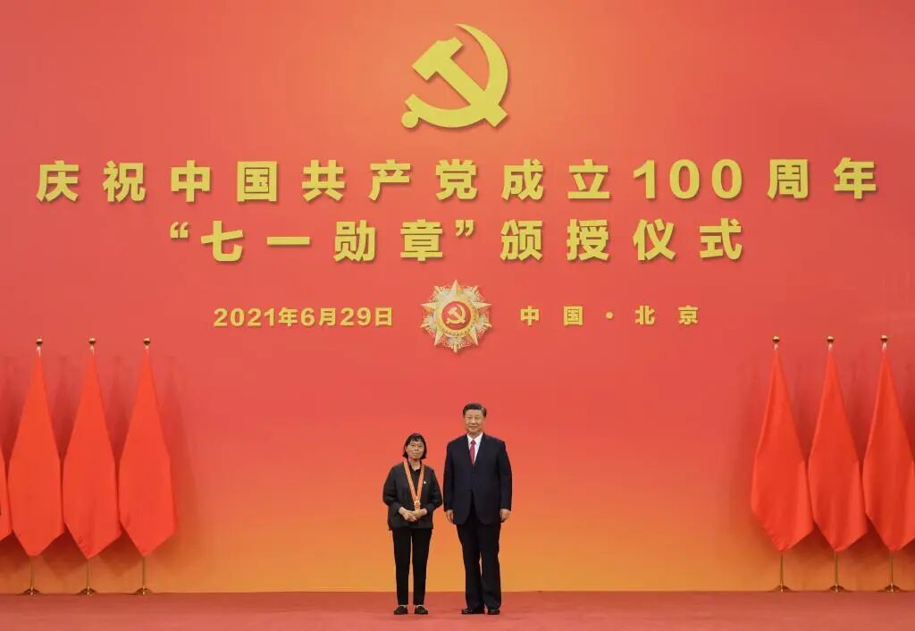 2021年6月29日，习近平总书记向“七一勋章”获得者张桂梅颁授勋章。