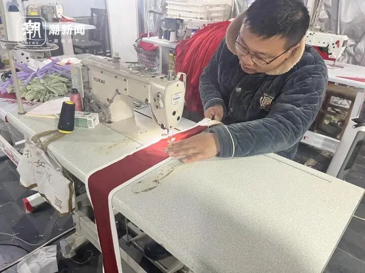 触网,将村里服装厂里制作的演出服放在网上售卖,也收集外村生产的衣服