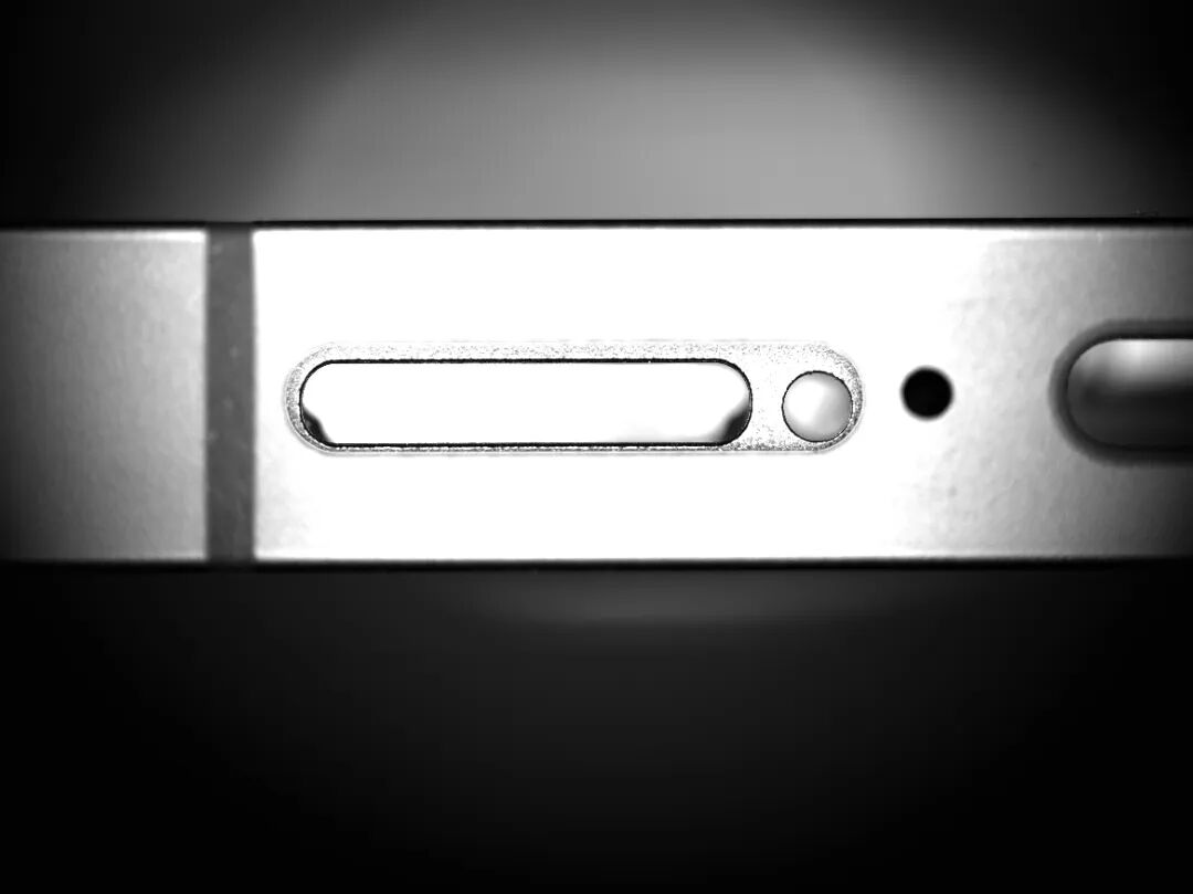 Smartphone frame inspection image with dome light (MV-XGC6500GM)