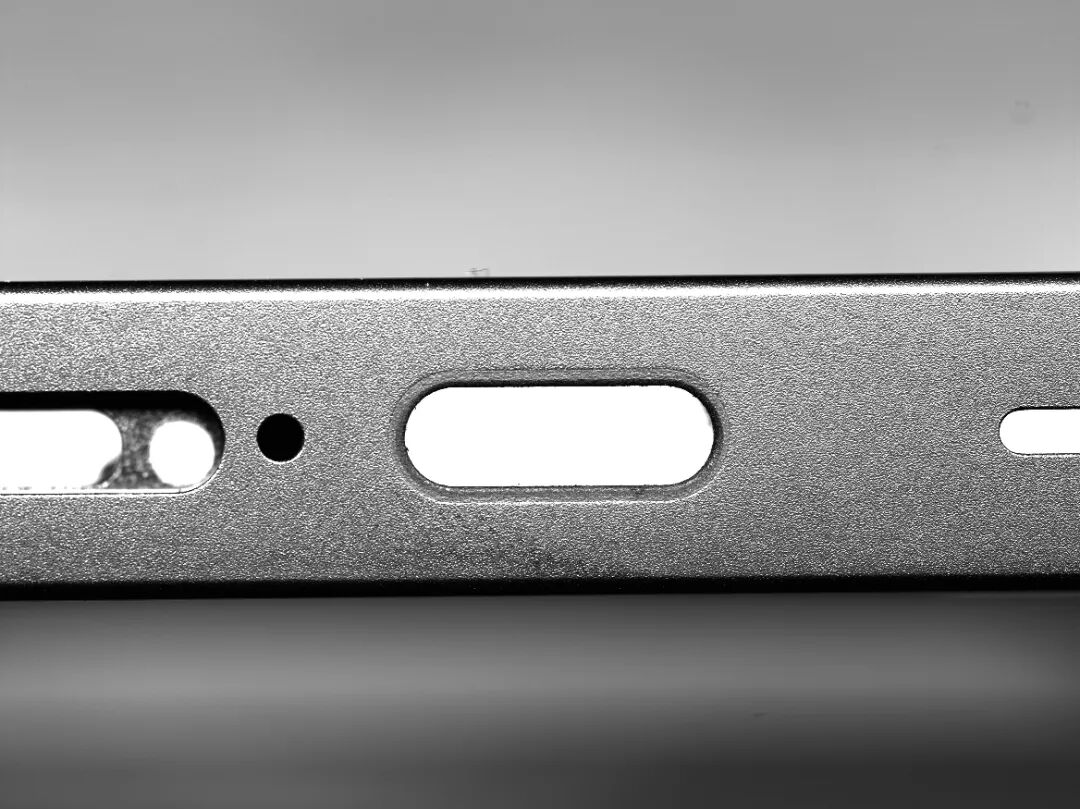 Smartphone frame defect detection with angled lighting - MV-XGC6500GM high-resolution imaging