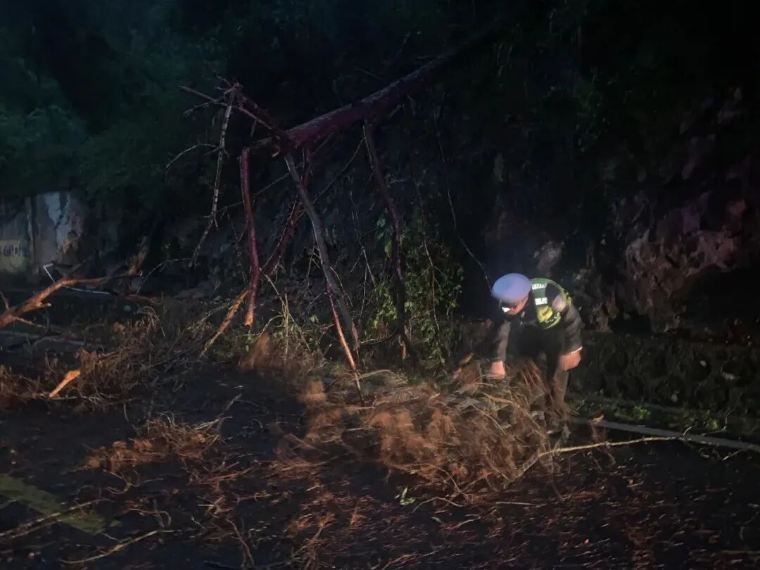 闻汛而动公安民警全力抢险救援