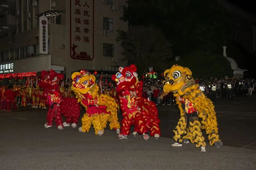 热闹的人间烟火里那一群把背影留给繁华的人