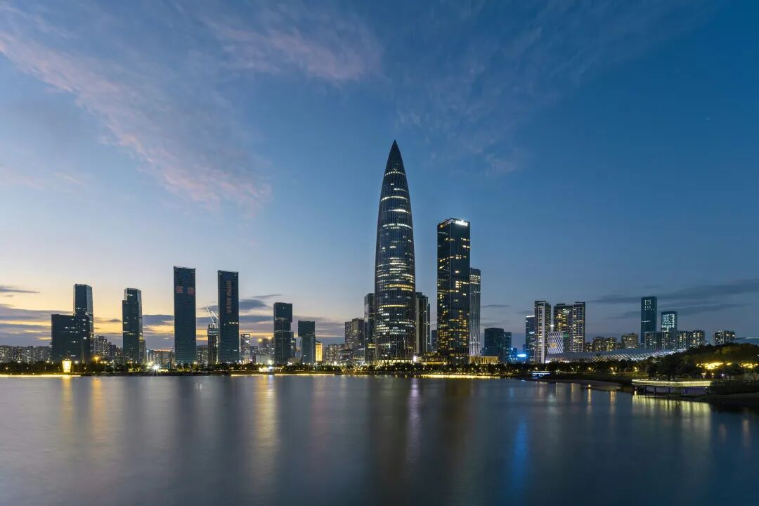 一大片水域，背景是一座城市