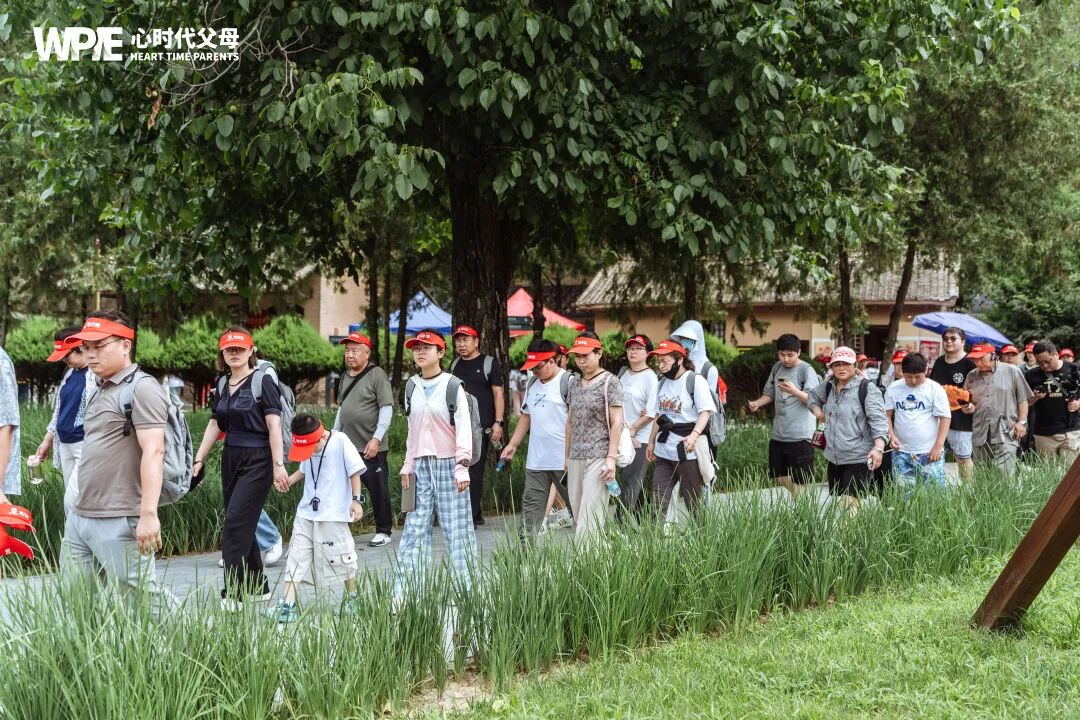 【纪琼院长家庭教育系统方案实操班】纪琼院长讲课，学员递水递纸竟是错？——“我们正在用善意毁掉什么？”