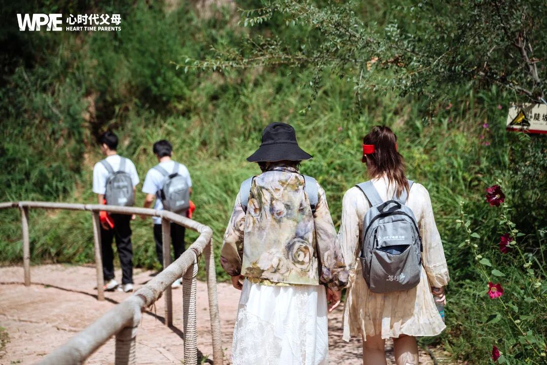 【纪琼院长家庭教育系统方案实操班】纪琼院长讲课，学员递水递纸竟是错？——“我们正在用善意毁掉什么？”