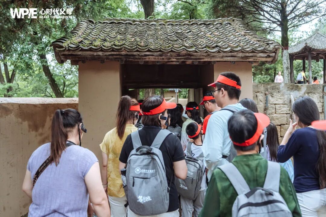 【纪琼院长家庭教育系统方案实操班】纪琼院长讲课，学员递水递纸竟是错？——“我们正在用善意毁掉什么？”