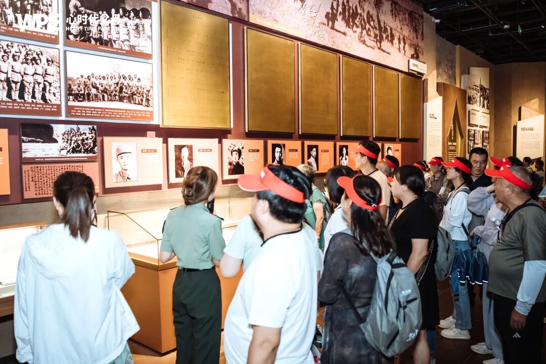 【纪琼院长家庭教育系统方案实操班】纪琼院长讲课，学员递水递纸竟是错？——“我们正在用善意毁掉什么？”