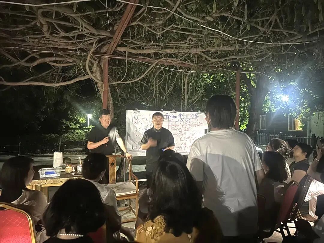 黑夜里的那盏灯：从互相伤害到夫妻同修！（一个学员的史记）