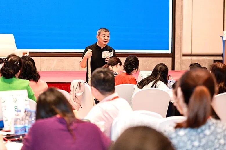 小学男孩放学后孤坐地上，待电话接通的那一刻，父亲的话让人窒息......