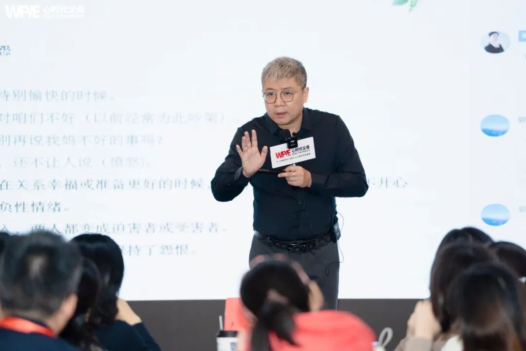 “你会笑吗？你会哭吗？”