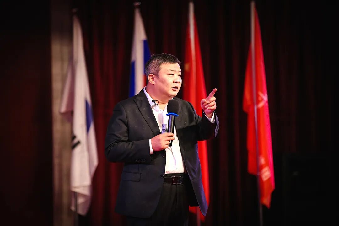 【纪琼院长人生规划导师班】妻子：“为什么不给我买贵的衣服，你是不是觉得我不配！”