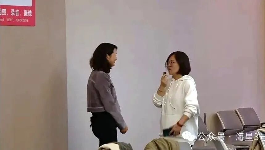 鹏华在课堂上采访孙婷老师