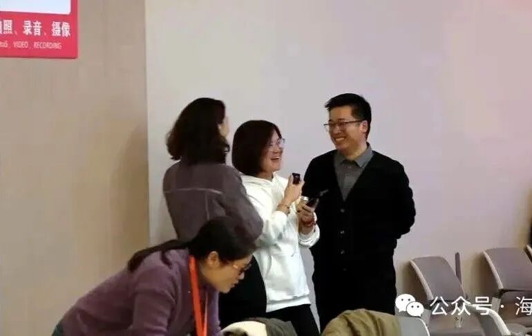 鹏华在课堂上采访孙婷老师