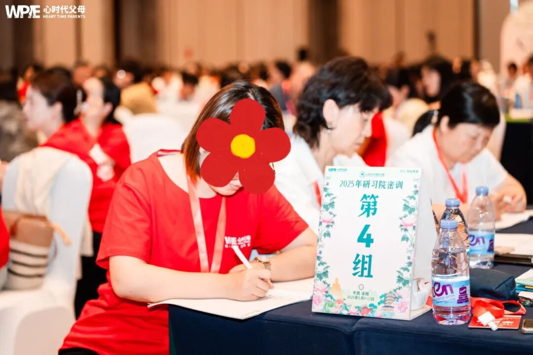 14岁女孩厌学的真相，竟是父母太“负责”？