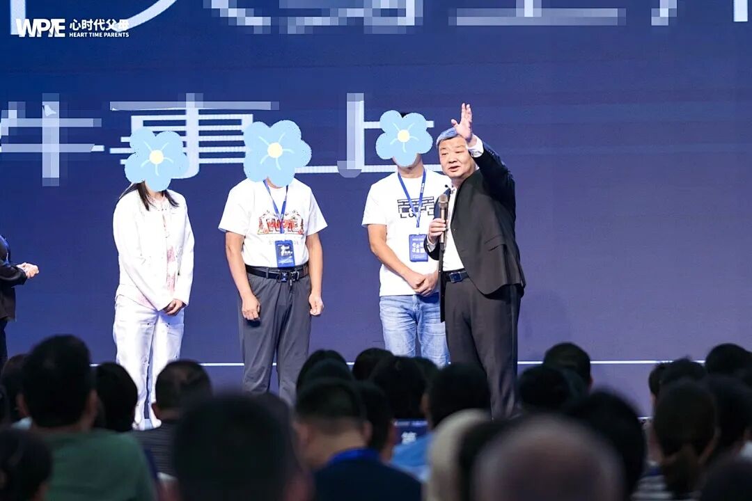 孩子偷玩平板被发现，妈妈一个做法轻松化解亲子危机！