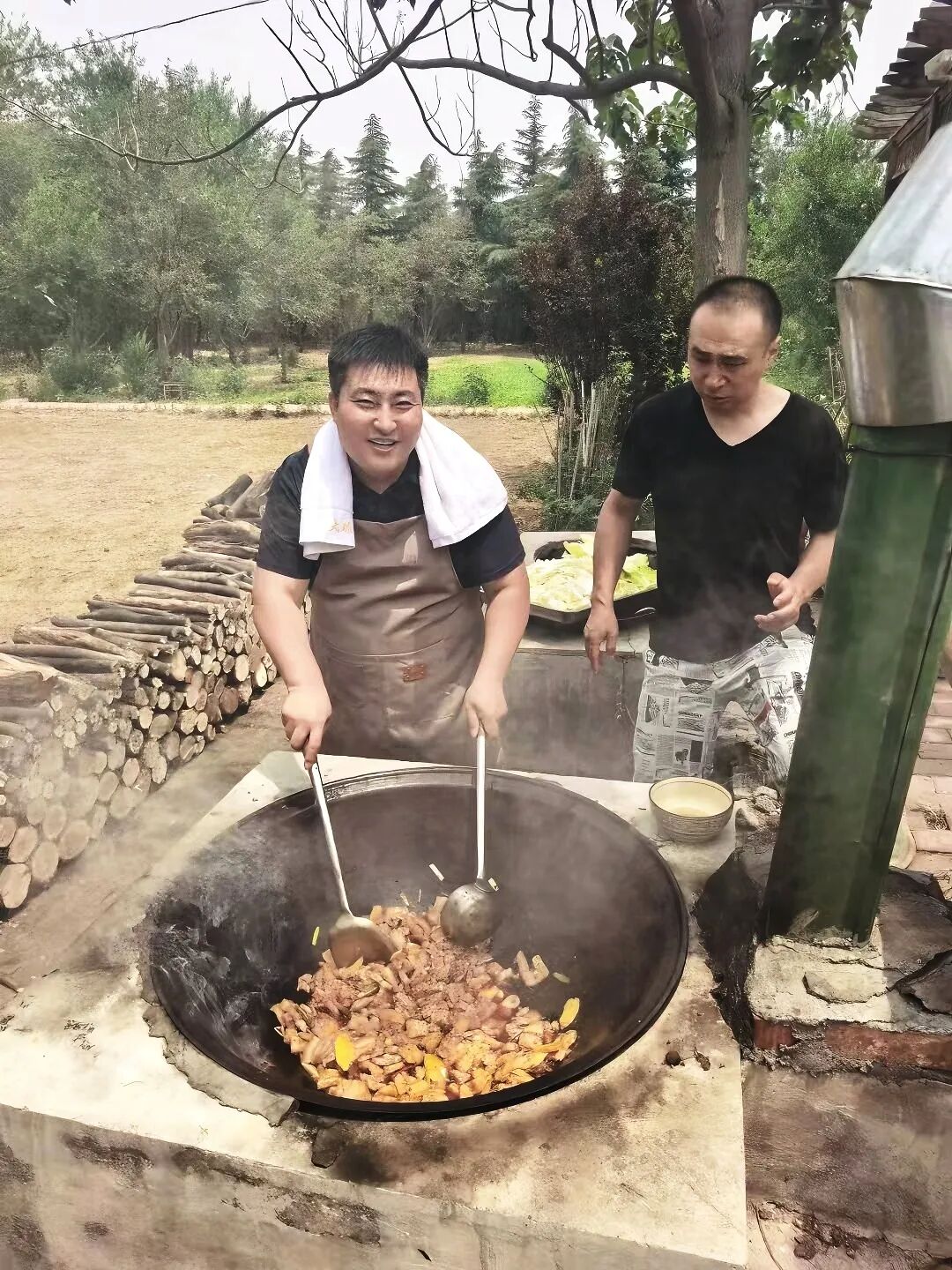 赋能·大琼山庄 ；携手·大道康庄