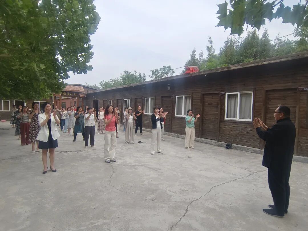 赋能·大琼山庄 ；携手·大道康庄