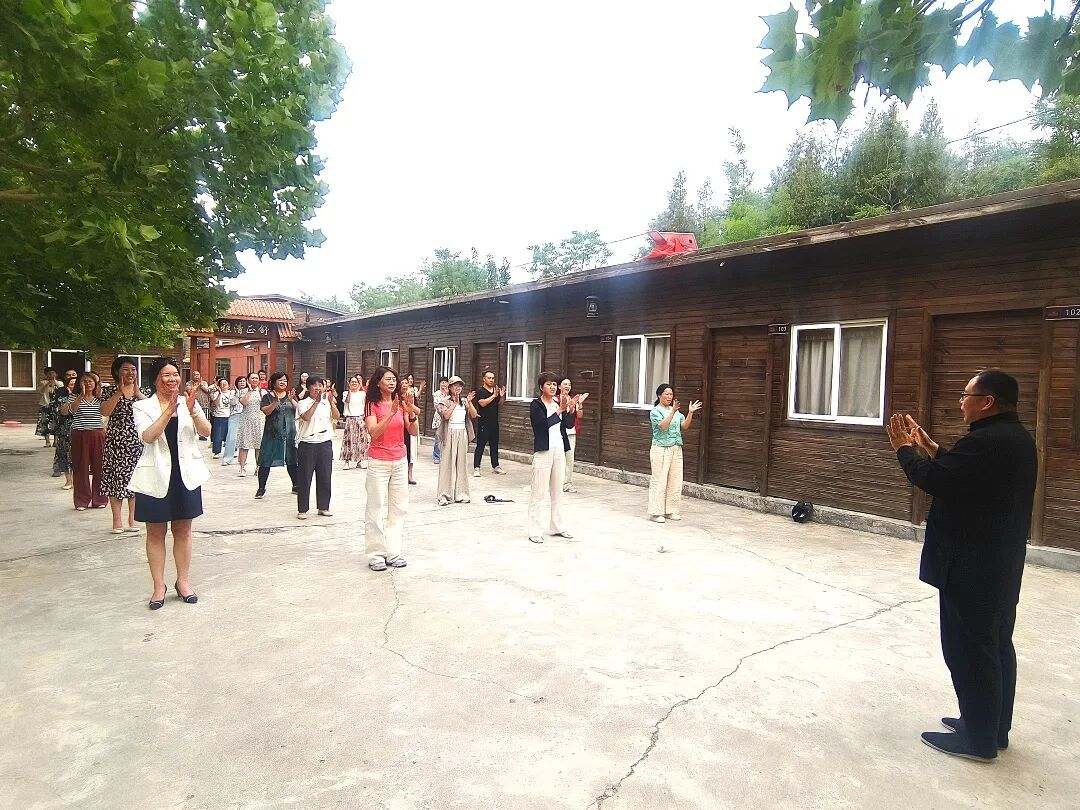 大琼山庄里的紫藤礼赞：镜头与掌声之间流动的敬意！