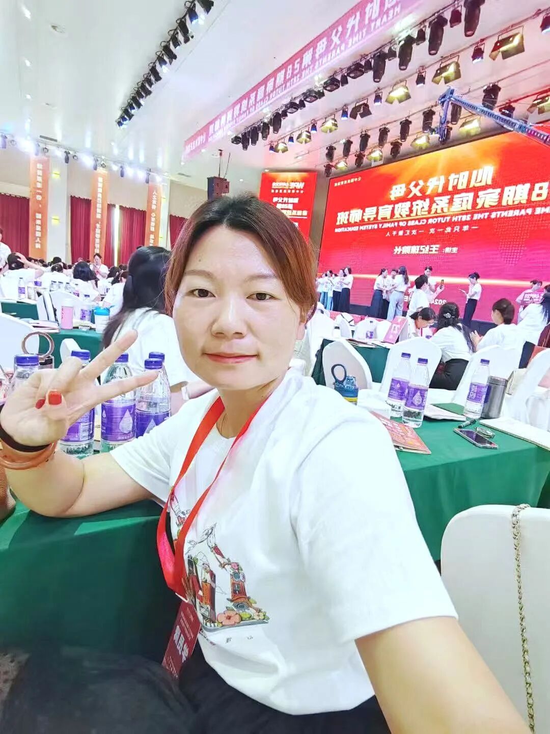 当儿子拿着那张63分的试卷走出校门时，妈妈说：“孩子，你知道吗？你比考90分的人更厉害！”