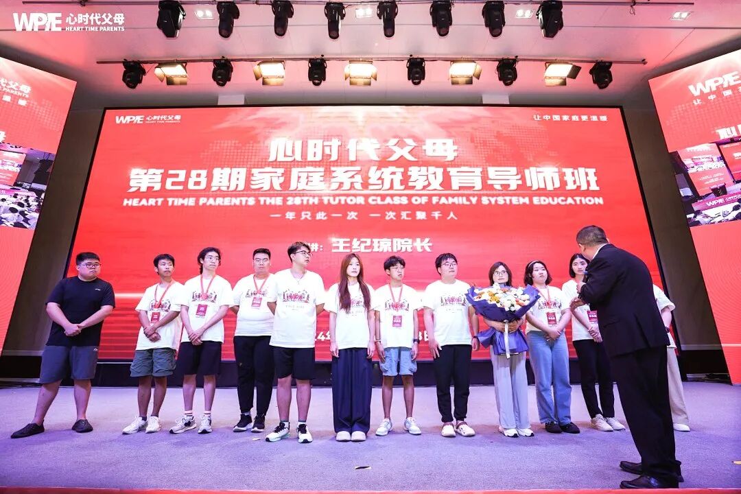 当儿子拿着那张63分的试卷走出校门时，妈妈说：“孩子，你知道吗？你比考90分的人更厉害！”