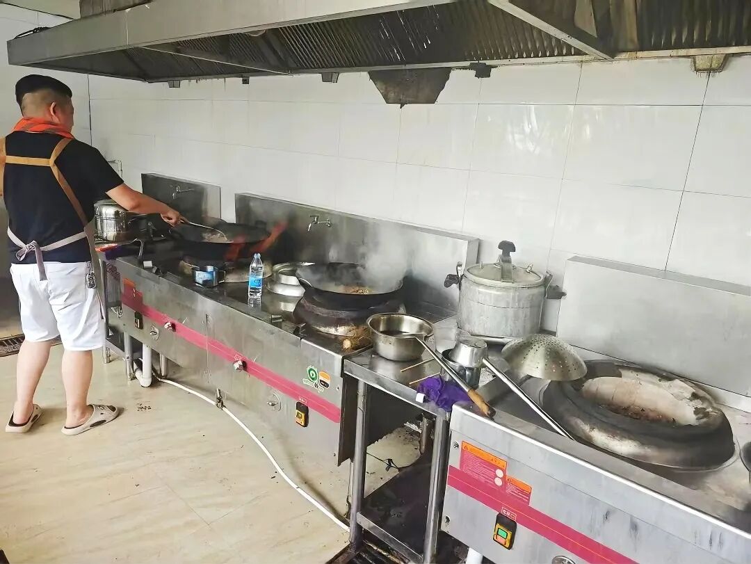 从质疑到陪伴：大琼山庄里那个带娃做饭的超级爸爸！