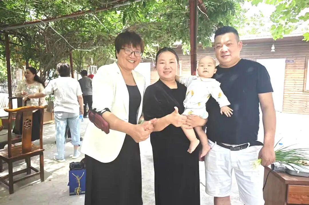 从质疑到陪伴：大琼山庄里那个带娃做饭的超级爸爸！