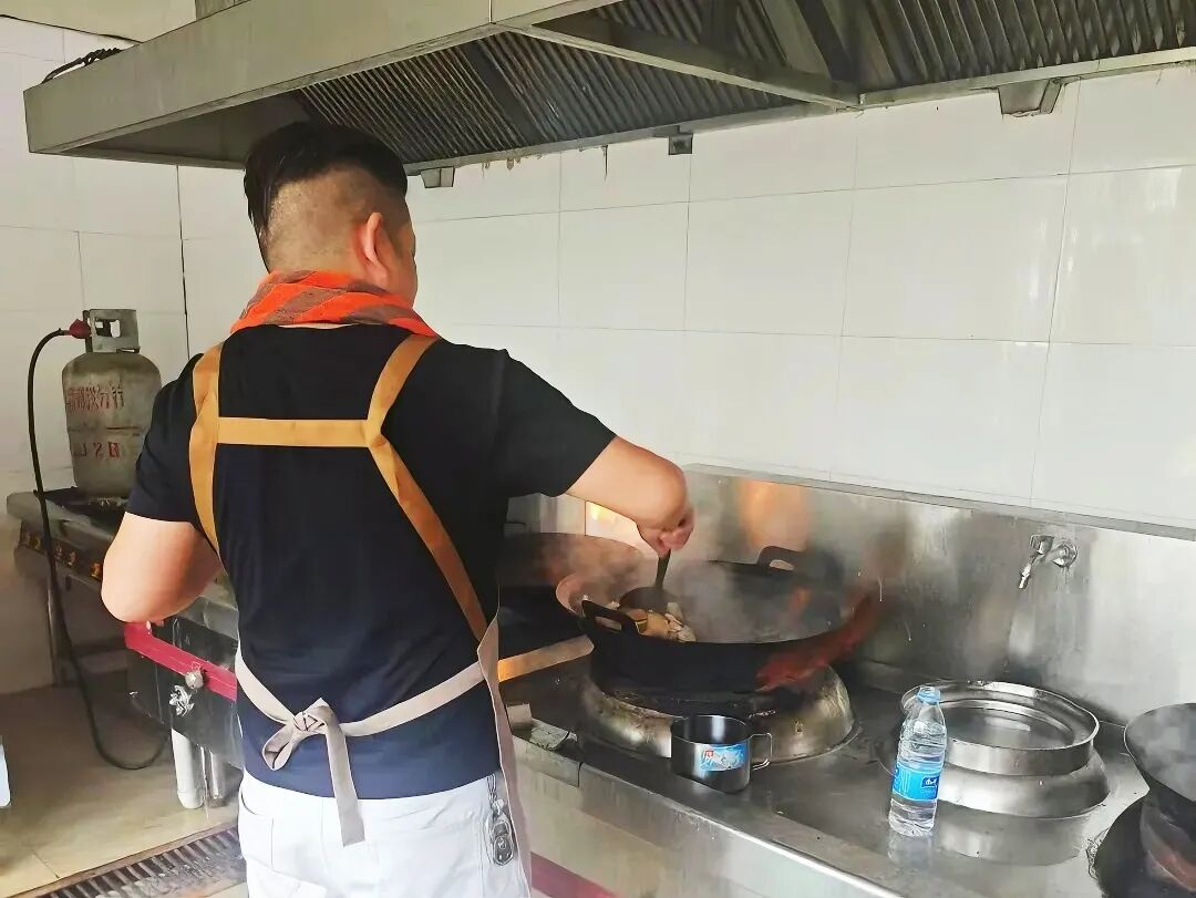 从质疑到陪伴：大琼山庄里那个带娃做饭的超级爸爸！