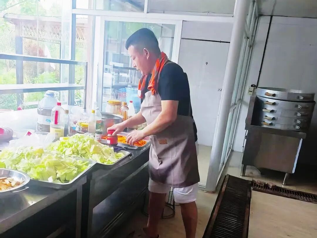 从质疑到陪伴：大琼山庄里那个带娃做饭的超级爸爸！