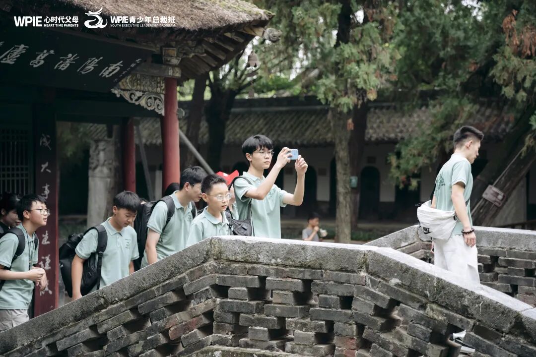 “有个老师总骂我，还说我们一家都不讲理！”——青少年总裁班老师三步引导孩子解决困惑