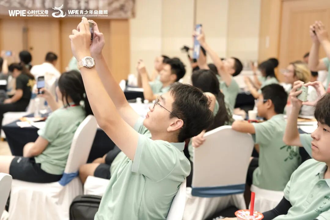 “有个老师总骂我，还说我们一家都不讲理！”——青少年总裁班老师三步引导孩子解决困惑