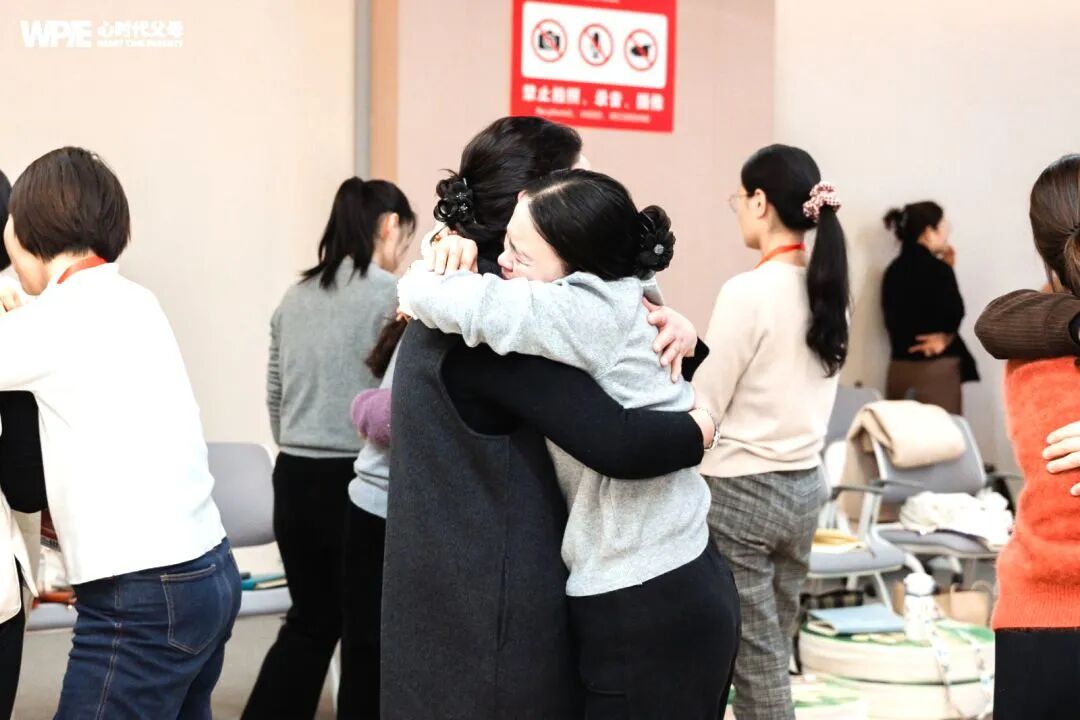 “饭前不准吃！”面对老爸的怒吼，5岁娃如何当着爸爸的面吃下这碗方便面