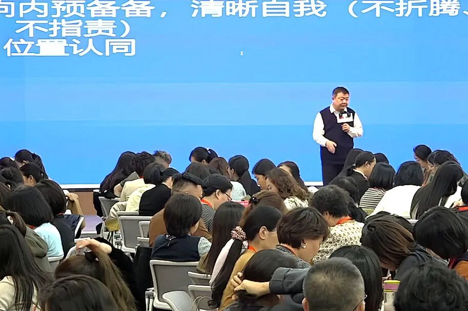 纪琼院长在《导师班》的震撼六问：你的嘴，正在雕刻孩子的命运！