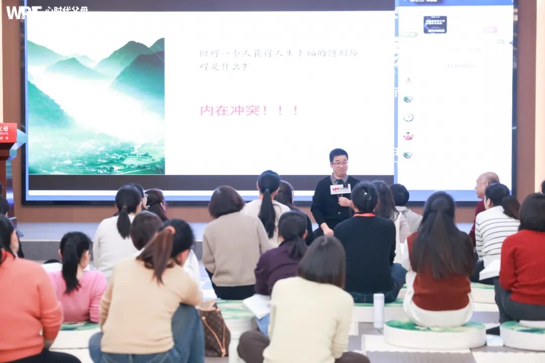 鹏华在课堂上采访孙婷老师