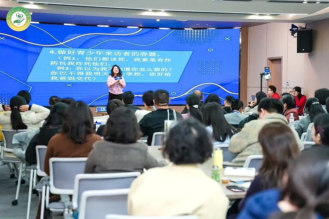 孩子羡慕“自来熟”却不敢开口？看专业陪伴如何化解社交第一步！