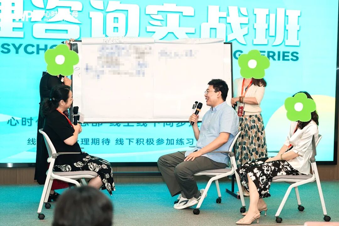 “兆鹏老师，来访者让我帮她搜集前女友无缝衔接的证据，逼她道歉，我该怎么办？”