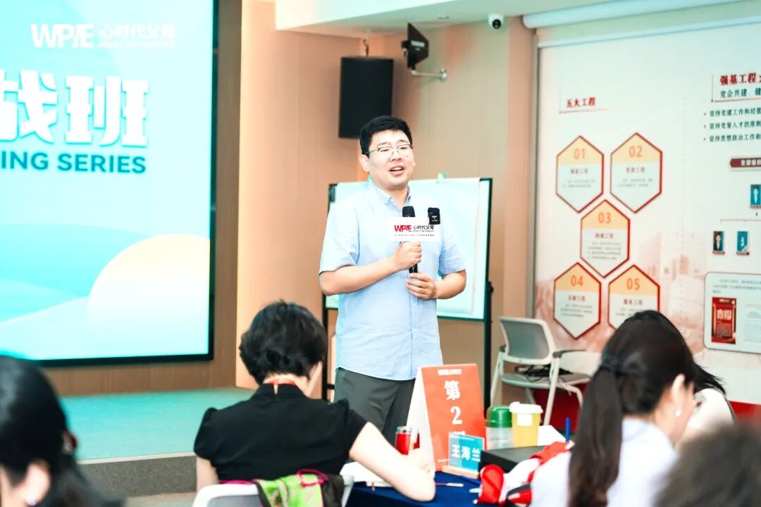 “兆鹏老师，来访者让我帮她搜集前女友无缝衔接的证据，逼她道歉，我该怎么办？”