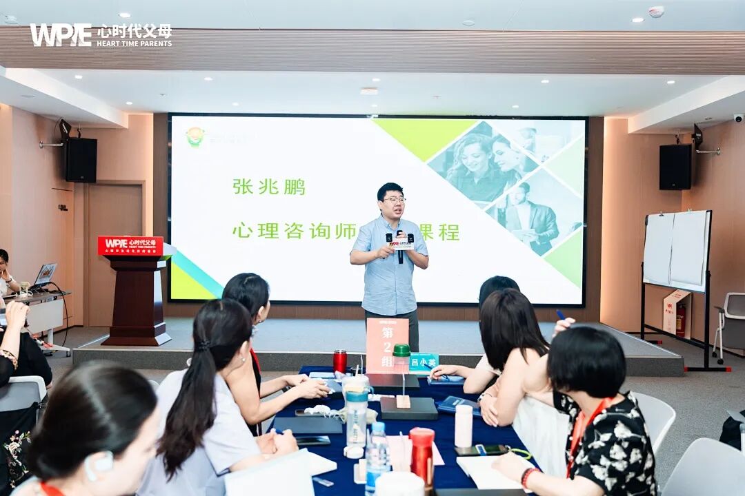 “兆鹏老师，来访者让我帮她搜集前女友无缝衔接的证据，逼她道歉，我该怎么办？”