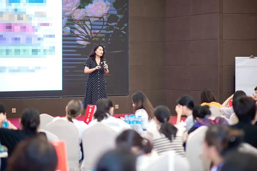 那句“妈妈连一瓶矿泉水都舍不得买，却给你买了名牌鞋”，到底是在爱孩子还是在为“自我感动”买单？