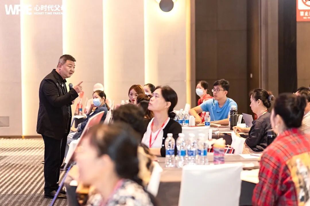 【家庭生态导师班】一位母亲哭着诉说：“我也不知道为啥他就不去上学了？”王纪琼院长一针见血的反问：“你真的不知道吗？”