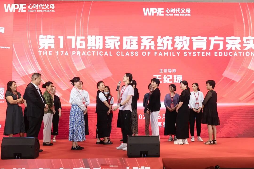 【家庭生态导师班】一位母亲哭着诉说：“我也不知道为啥他就不去上学了？”王纪琼院长一针见血的反问：“你真的不知道吗？”