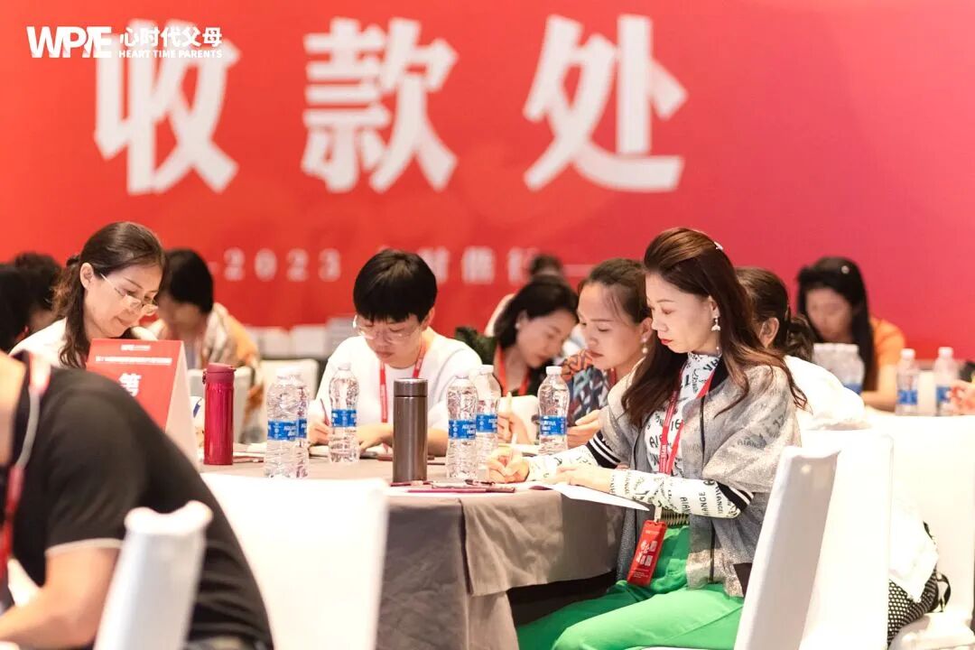 【家庭生态导师班】一位母亲哭着诉说：“我也不知道为啥他就不去上学了？”王纪琼院长一针见血的反问：“你真的不知道吗？”