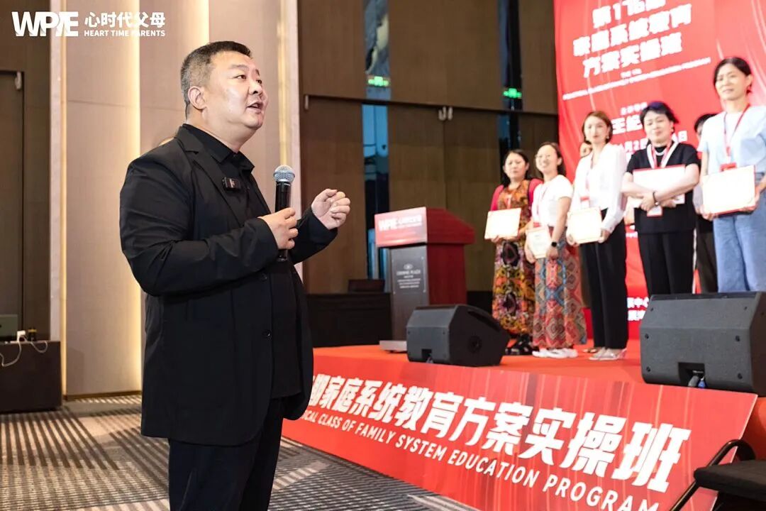 【家庭生态导师班】一位母亲哭着诉说：“我也不知道为啥他就不去上学了？”王纪琼院长一针见血的反问：“你真的不知道吗？”