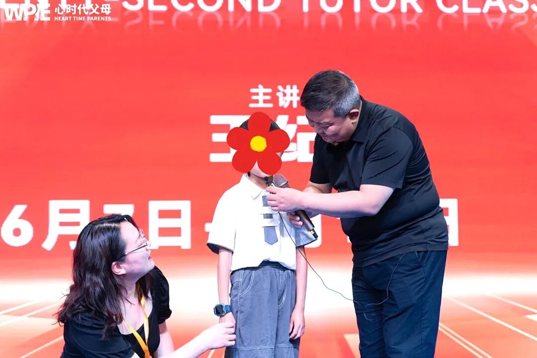 老师没收孩子的象棋奖励给别的同学，孩子愤怒又受伤，家长该怎么疏导？