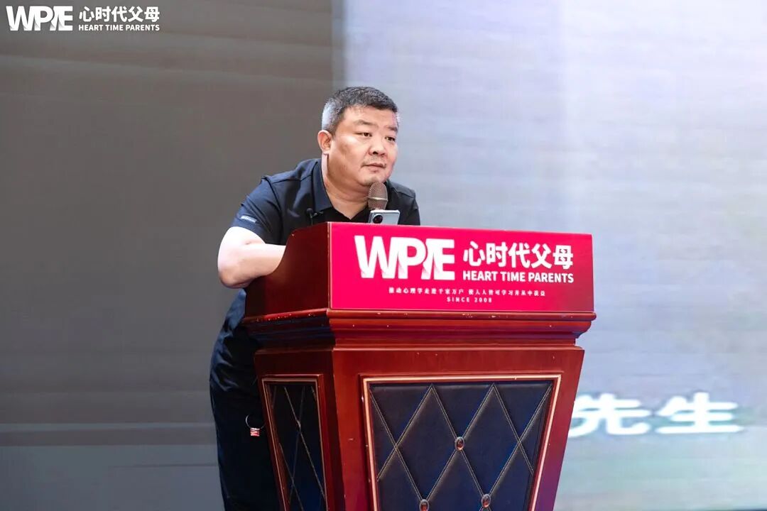 老师没收孩子的象棋奖励给别的同学，孩子愤怒又受伤，家长该怎么疏导？