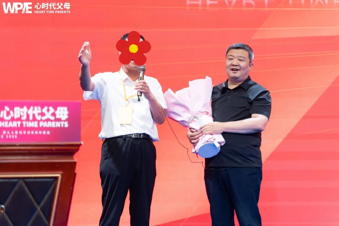 老师没收孩子的象棋奖励给别的同学，孩子愤怒又受伤，家长该怎么疏导？