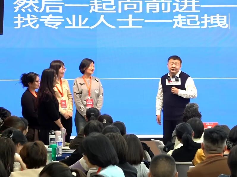 一口气打20个电话的家长！