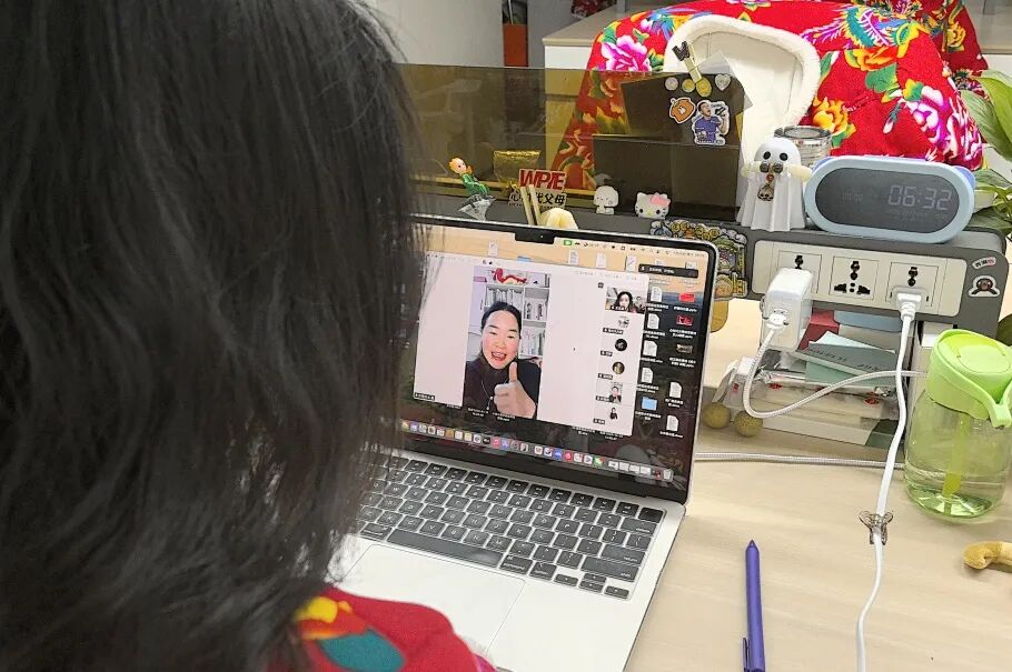 【21天幸福家庭陪伴营】为了6:30的约定，她前一晚睡在了公司——那张睡在公司沙发上的背影，是21天最笃定的开场