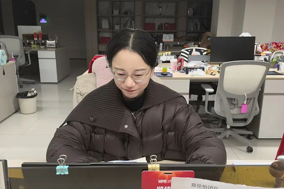 【21天幸福家庭陪伴营】为了6:30的约定，她前一晚睡在了公司——那张睡在公司沙发上的背影，是21天最笃定的开场