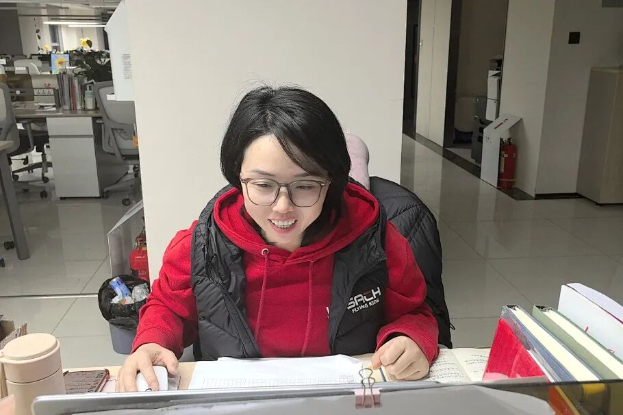 【21天幸福家庭陪伴营】为了6:30的约定，她前一晚睡在了公司——那张睡在公司沙发上的背影，是21天最笃定的开场