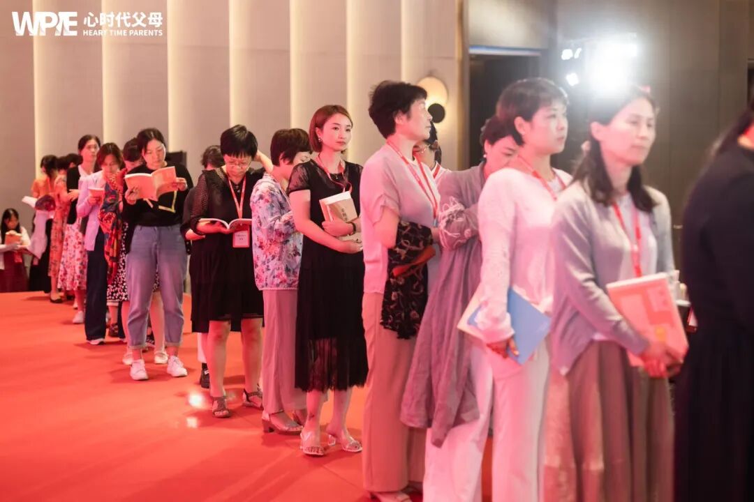 【21天幸福家庭陪伴营】为了6:30的约定，她前一晚睡在了公司——那张睡在公司沙发上的背影，是21天最笃定的开场